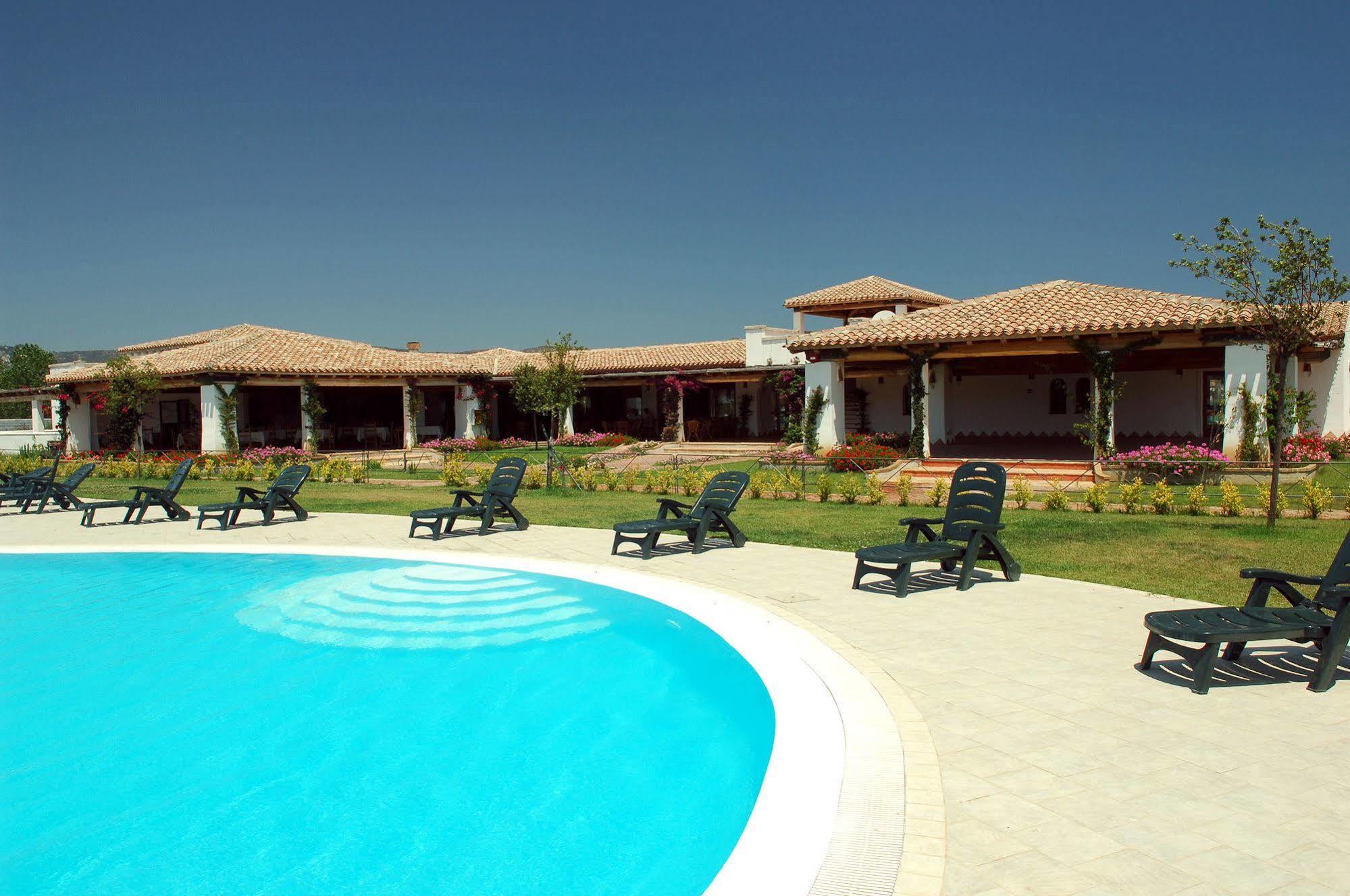 Le Tre Querce Aparthotel San Teodoro  Exterior photo